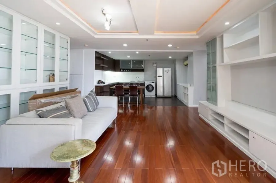 公寓 出售在Watthana, Bangkok - 宽敞的开放式客餐厨，玻璃展示柜与温暖木地板。