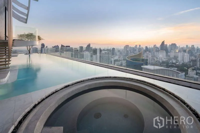 คอนโด ให้เช่าในWatthana, Bangkok - สระอินฟินิตี้และจากุซซี่บนดาดฟ้า มองเห็นวิวกรุงเทพยามเย็น