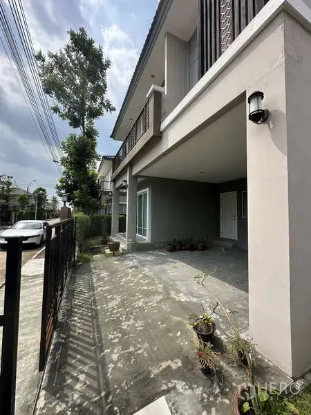 บ้าน ขายในSai Mai, Bangkok - ทางเข้าหน้าบ้านพร้อมลานและที่จอดรถมีหลังคาหลังรั้วเหล็ก