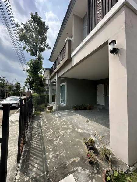 บ้าน ขายในSai Mai, Bangkok - ทางเข้าหน้าบ้านพร้อมลานและที่จอดรถมีหลังคาหลังรั้วเหล็ก