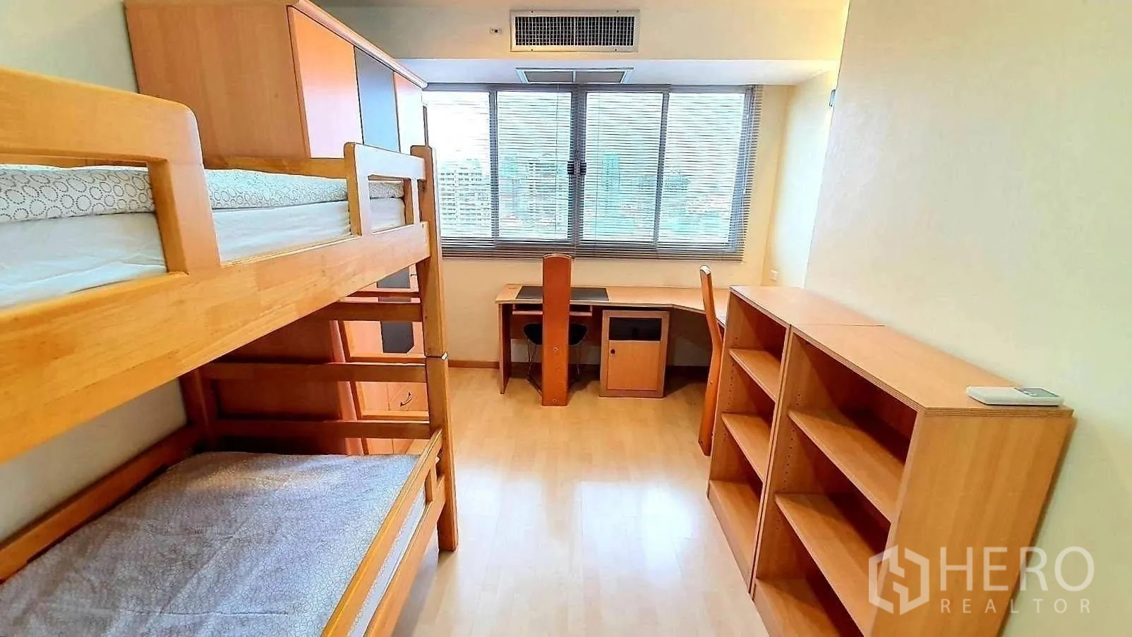 Condominium for rent in Khlong Toei, Bangkok - Second bedroom with bunk beds, study desk, bookshelves and a wide window.