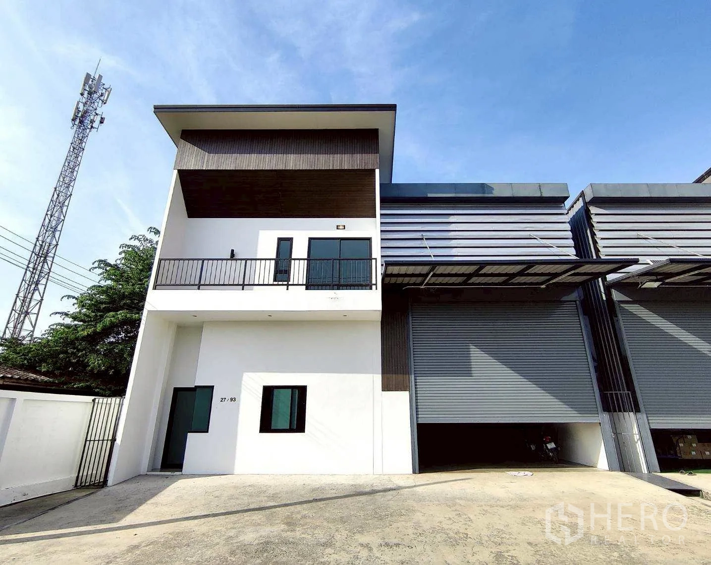 货栈 for rent in Lam Luk Ka, Pathum Thani - 左侧单元外观，上层阳台式办公室与大型卷帘装卸口。