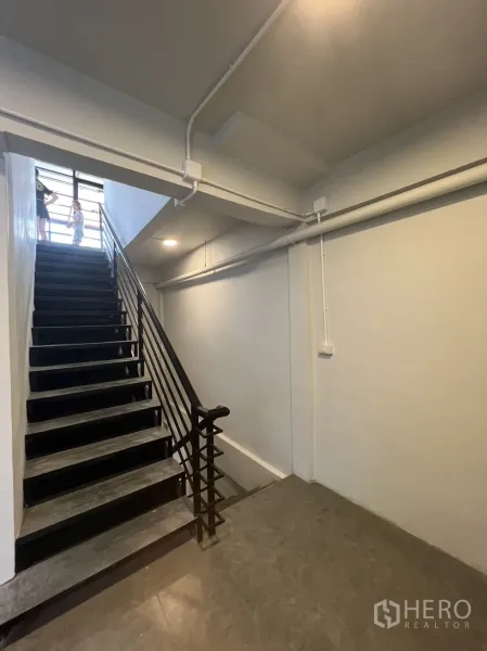 พื้นที่ขายปลีก ให้เช่าในWatthana, Bangkok - โถงบันไดราวเหล็ก ผนังสีขาว พื้นกระเบื้องสีเทา.