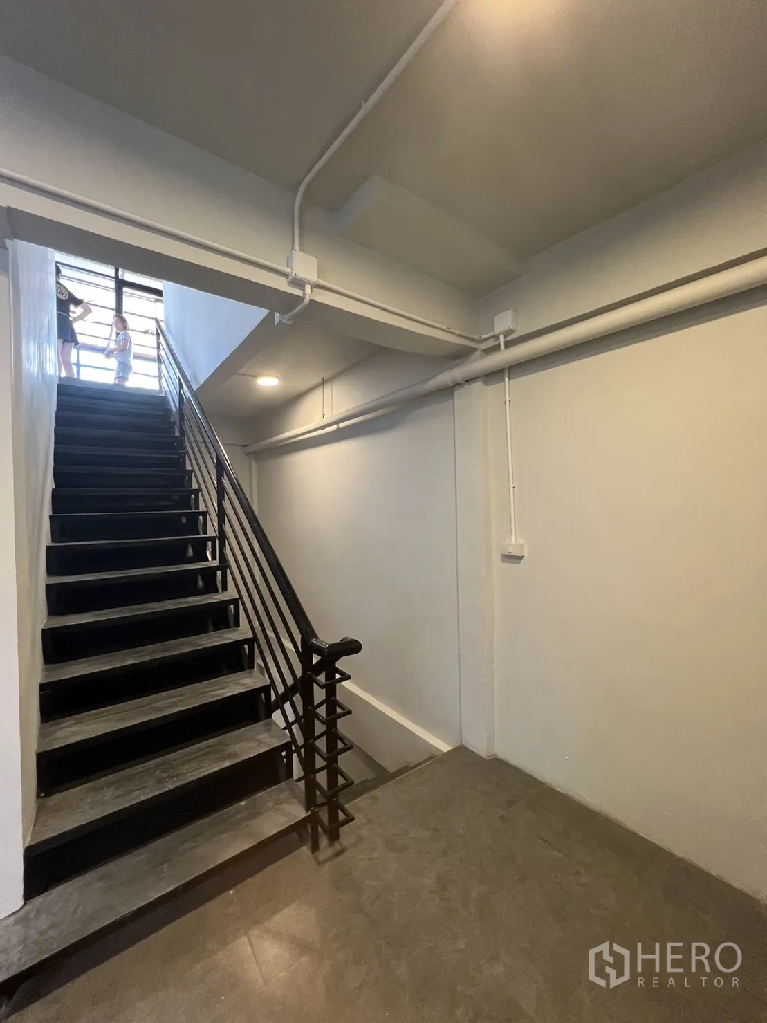 พื้นที่ขายปลีก ให้เช่าในWatthana, Bangkok - โถงบันไดราวเหล็ก ผนังสีขาว พื้นกระเบื้องสีเทา.