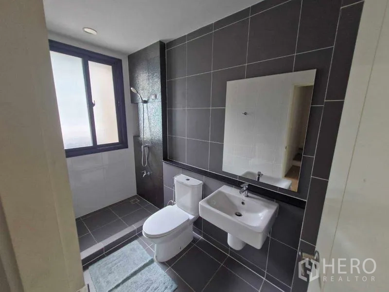 联排别墅 出售在Phra Pradaeng, Samut Prakan - 第二卫生间，淋浴区、坐便与灰色墙砖