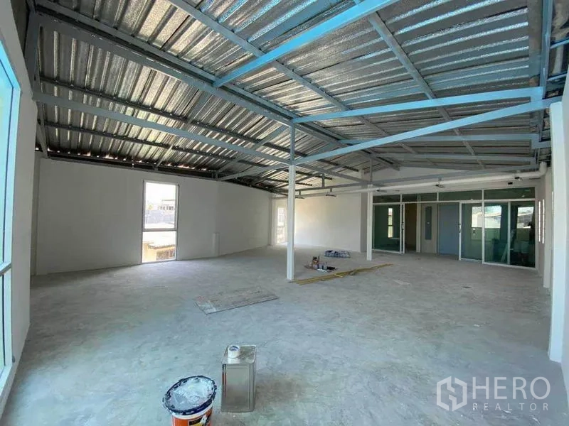 零售空间 出售在Khlong Toei, Bangkok - 开放式零售楼层，裸露金属屋顶、混凝土地面与玻璃隔间