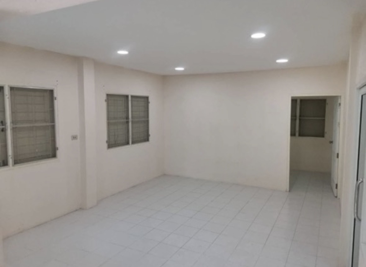 สำนักงานที่บ้าน ให้เช่าในChatuchak, Bangkok - ห้องโล่งปูกระเบื้องสีขาว หน้าต่างติดเหล็กดัด และประตูเชื่อมพื้นที่เก็บของ