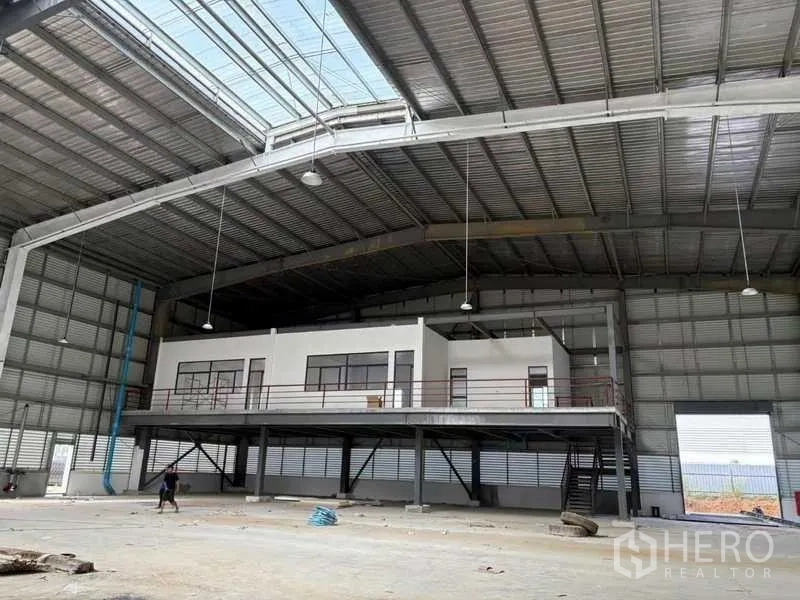 โรงงาน ให้เช่าในRayong - สำนักงานชั้นลอยภายในโรงงาน พร้อมบันไดใต้โครงหลังคาเหล็กทรงโค้ง