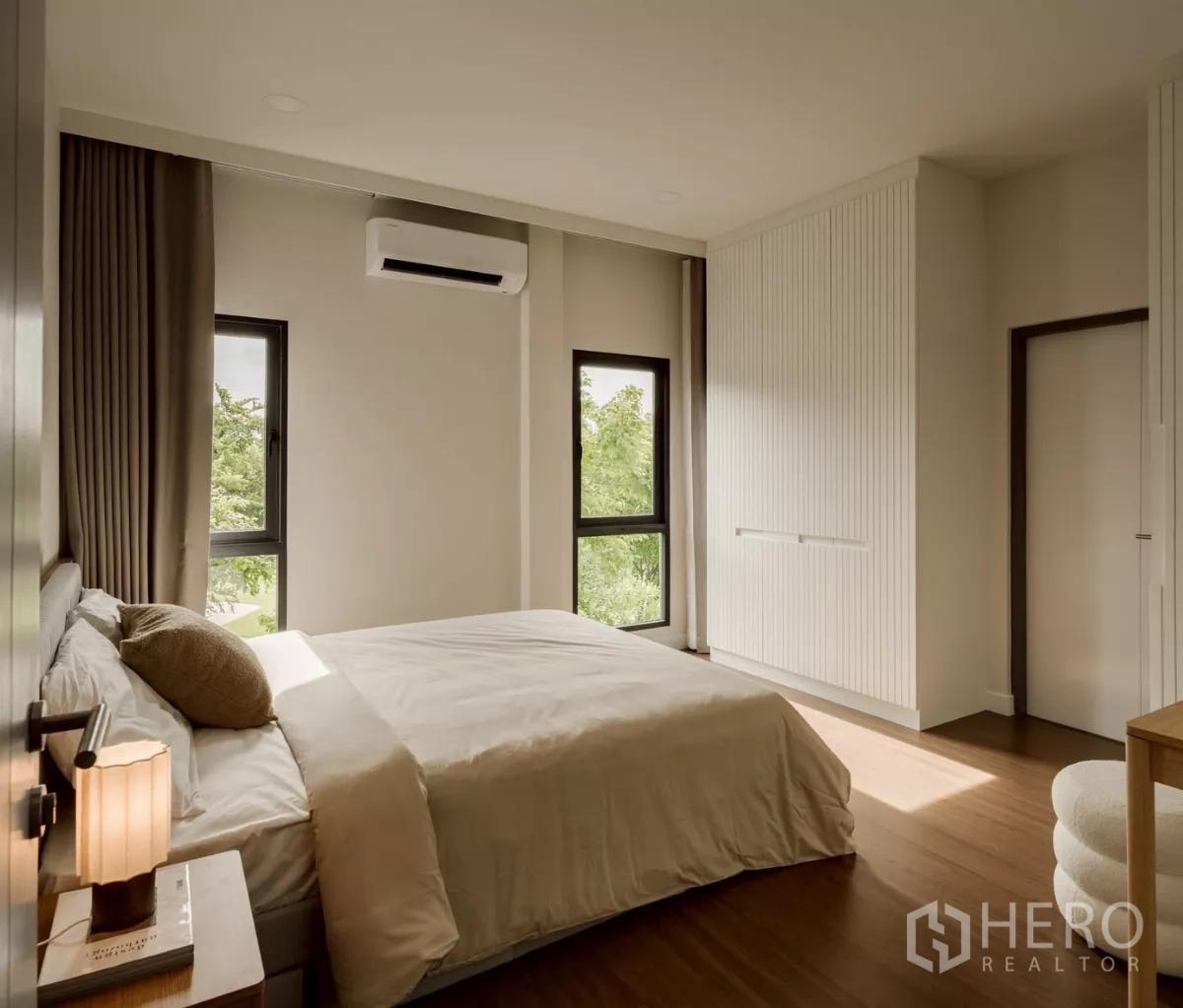 Detached House for rent in Bang Phli, Samut Prakan - Sunlit bedroom with double bed, wardrobes and corner windows