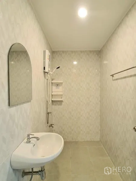 ทาวน์เฮาส์ ให้เช่าในKhlong Toei, Bangkok - ห้องน้ำสะอาด ผนังกระเบื้อง อ่างล้างหน้า กระจก เครื่องทำน้ำอุ่น และราวแขวนผ้า
