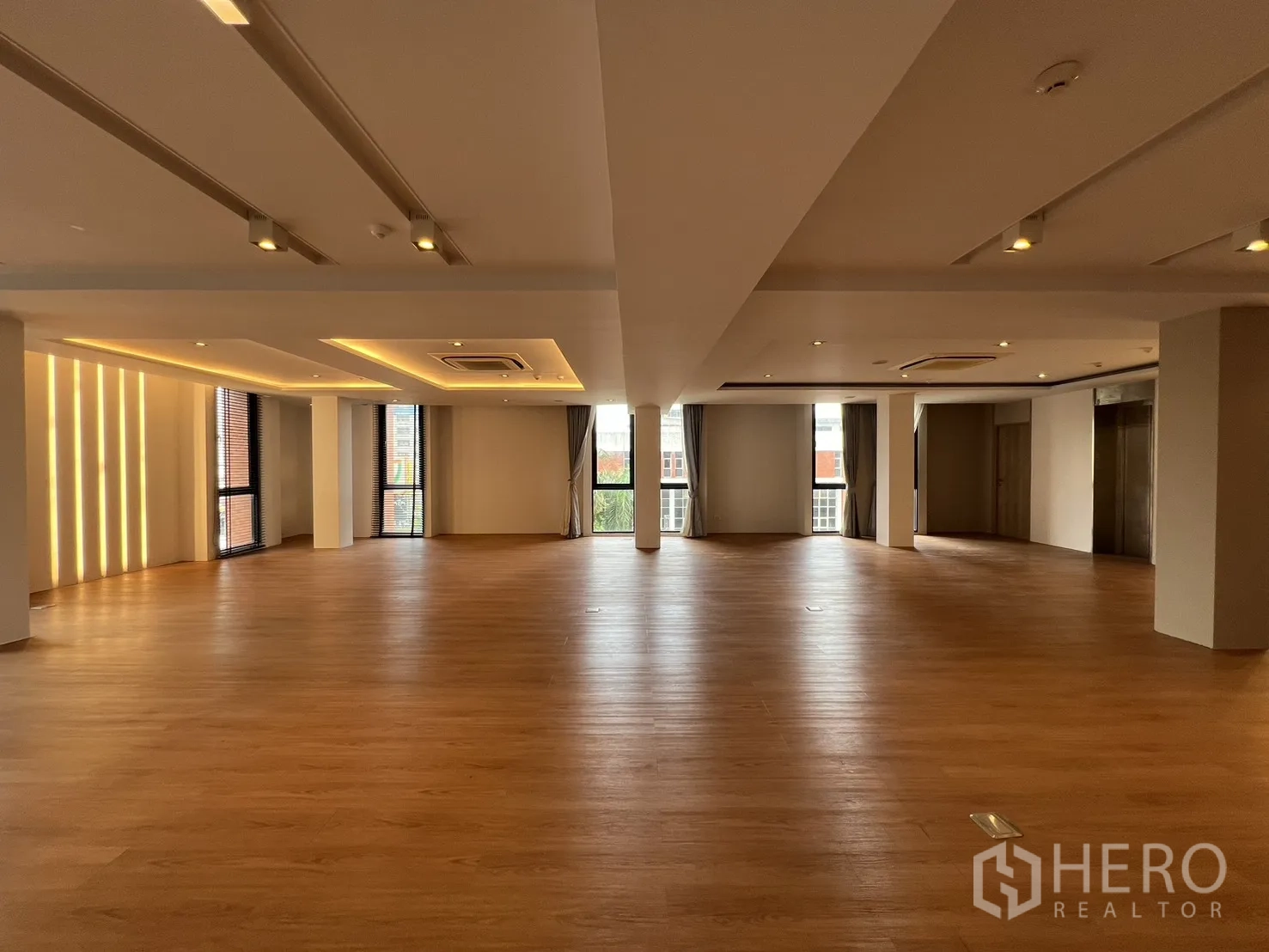 零售空间 出租在Khlong Toei, Bangkok - 开放式楼层，电梯门与宽窗