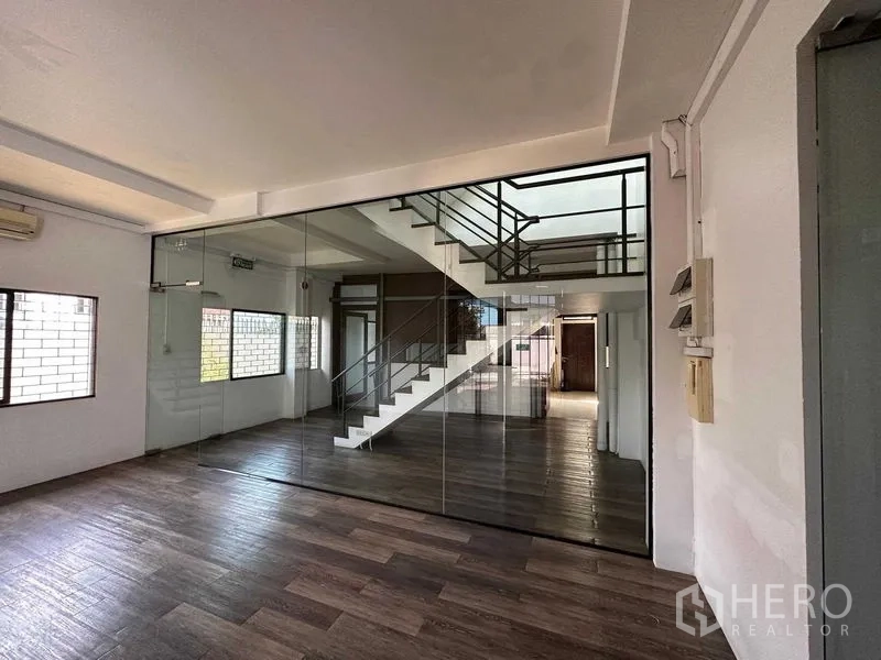 คลังสินค้า ให้เช่าในPhra Khanong, Bangkok - พื้นที่ออฟฟิศกั้นกระจกแบบเต็มผนัง พื้นลายไม้