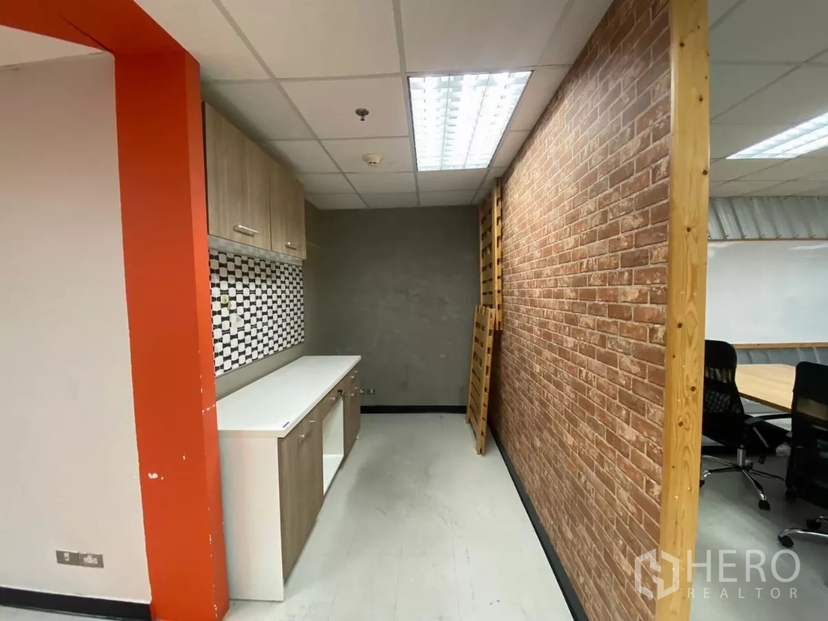 สำนักงาน ให้เช่าในWatthana, Bangkok - มุมแพนทรีพร้อมตู้เก็บของ ผนังกระเบื้องลายตาหมากรุก และผนังลายอิฐ