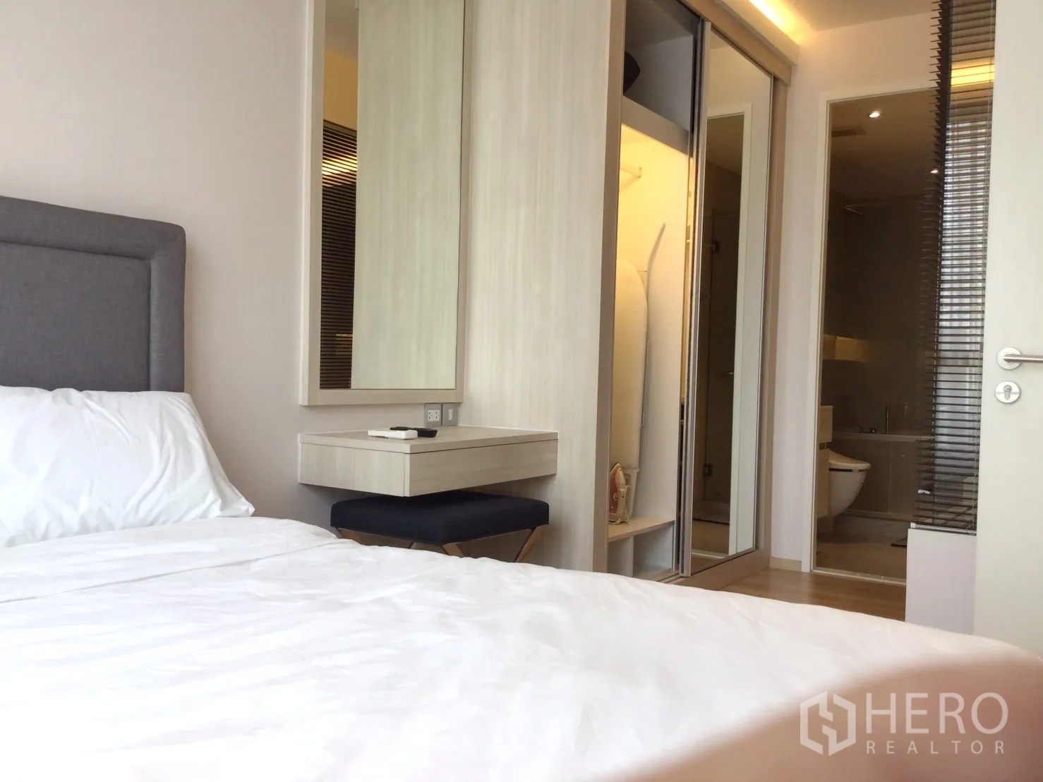 公寓 出租或出售在Watthana, Bangkok - 卧室望向镜面衣柜、梳妆台及浴室入口。