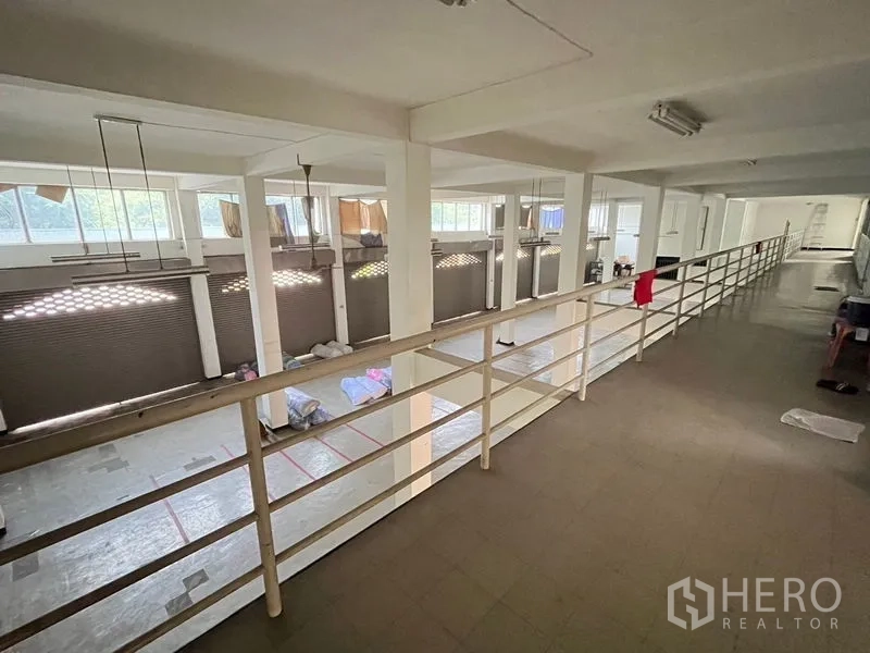 อาคารพาณิชย์ ให้เช่าในKhlong Toei, Bangkok - ระเบียงชั้นลอยยาวพร้อมราวกันตก มองเห็นพื้นที่เปิดโล่งและคูหาชั้นล่าง