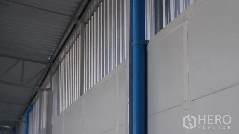 คลังสินค้า ให้เช่าในThung Khru, Bangkok - แผงระบายอากาศและท่อสาธารณูปโภคสีน้ำเงินตามผนังโกดัง