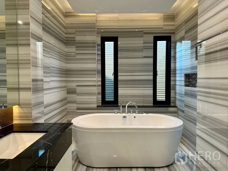 独立式住宅 出租 - 现代浴室，独立浴缸、双台盆与竖窗设计。