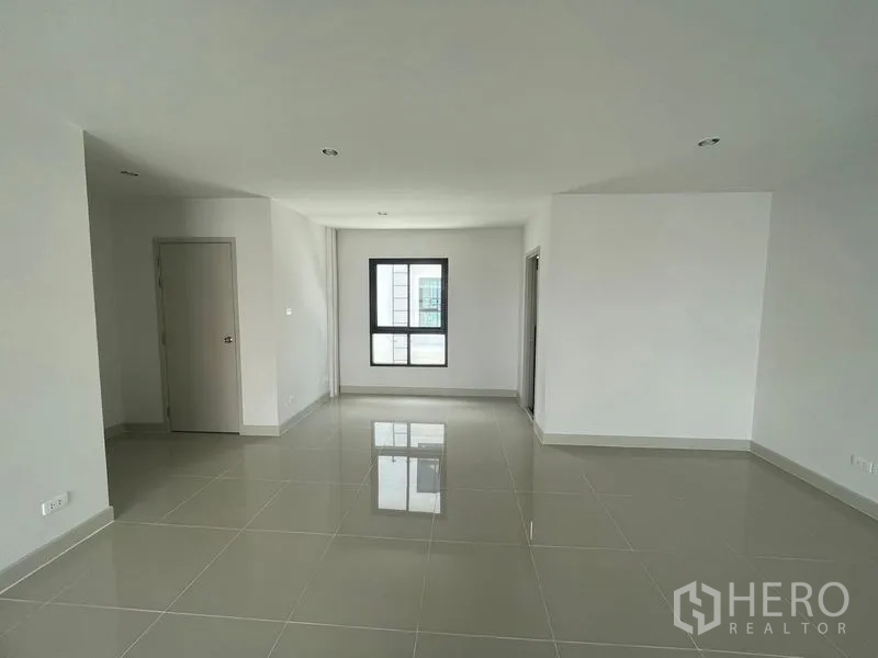 สำนักงานที่บ้าน ให้เช่าในBang Khen, Bangkok - ห้องโล่งพื้นกระเบื้องมันเงาและหน้าต่าง เหมาะเป็นโซนทำงานหรือรับแขก