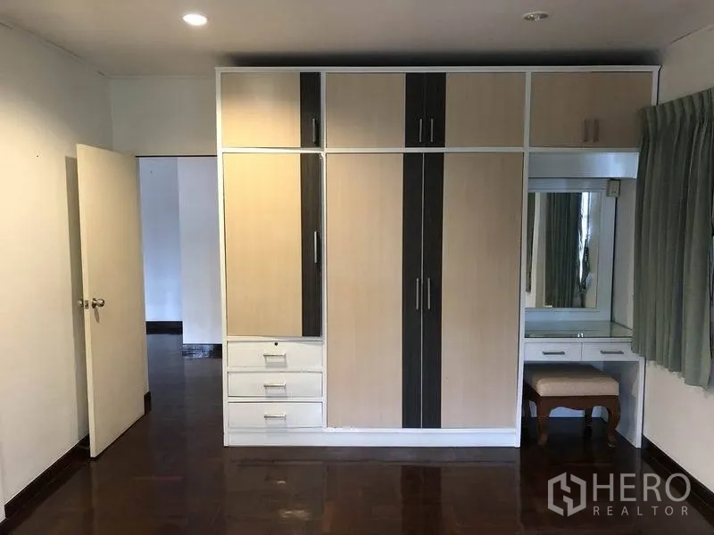 Detached House for rent - Bedroom with built-in wardrobes and dressing table.