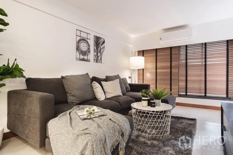 ทาวน์เฮาส์ ให้เช่าในKhlong Toei, Bangkok - มุมนั่งเล่นอบอุ่น โซฟามุม โต๊ะกลาง และม่านบังแสงขนาดใหญ่