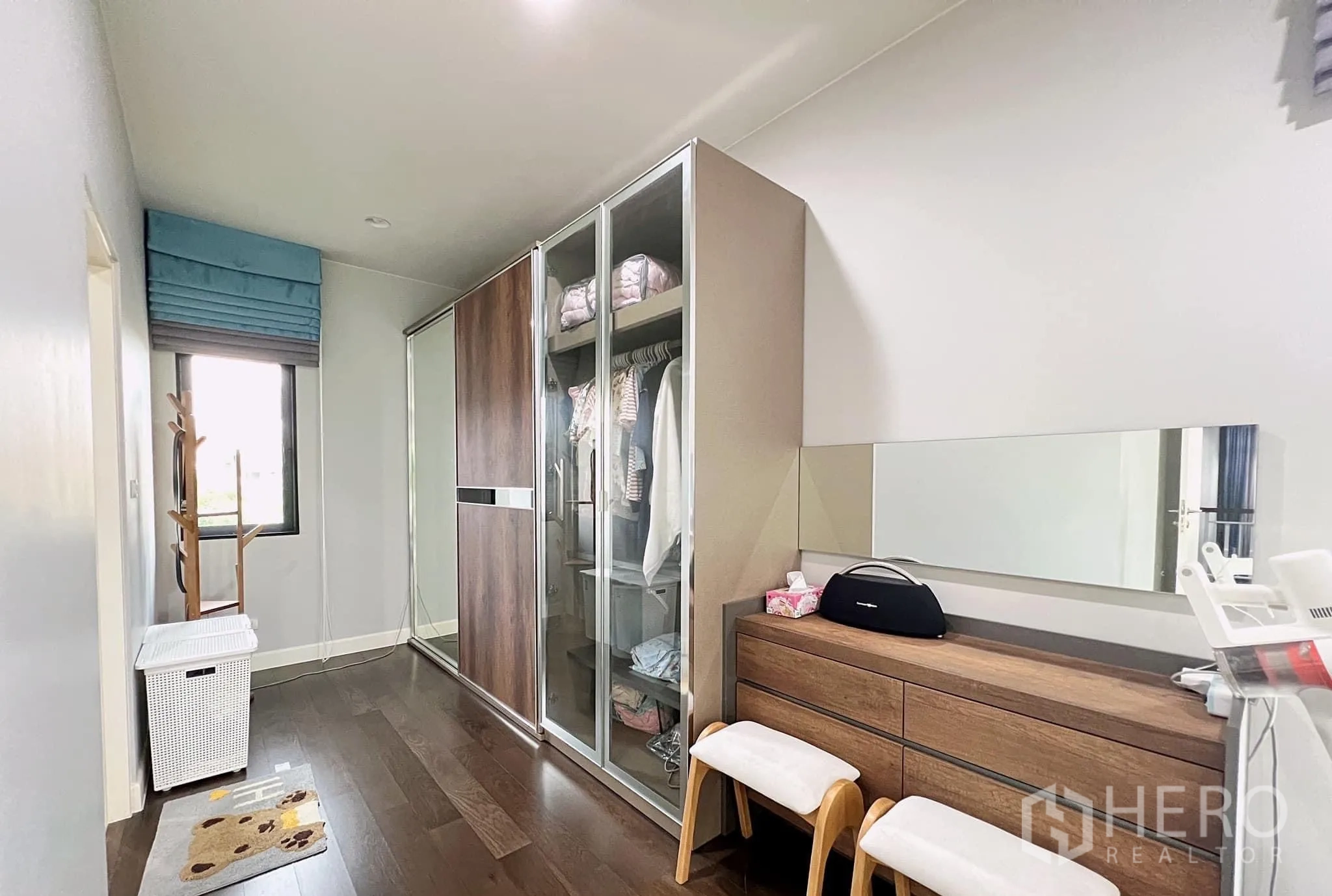 บ้าน ให้เช่าหรือขายในLam Luk Ka, Pathum Thani - ส่วนแต่งตัววอล์กอิน ตู้เสื้อผ้าบานเลื่อน และโต๊ะเครื่องแป้ง