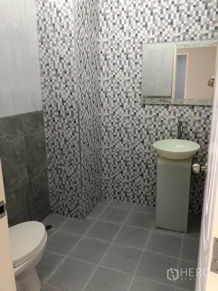 工厂 出租在Bang Len, Nakhon Pathom - 瓷砖卫浴，含坐便器、立式洗手盆与镜子。