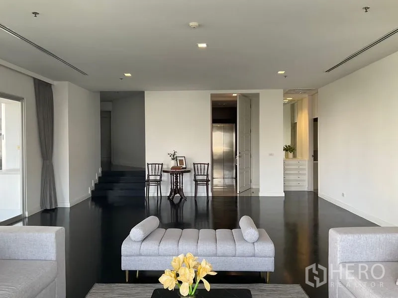 房间 出租在Sathon, Bangkok - 大型前厅，深色木地板与楼梯。