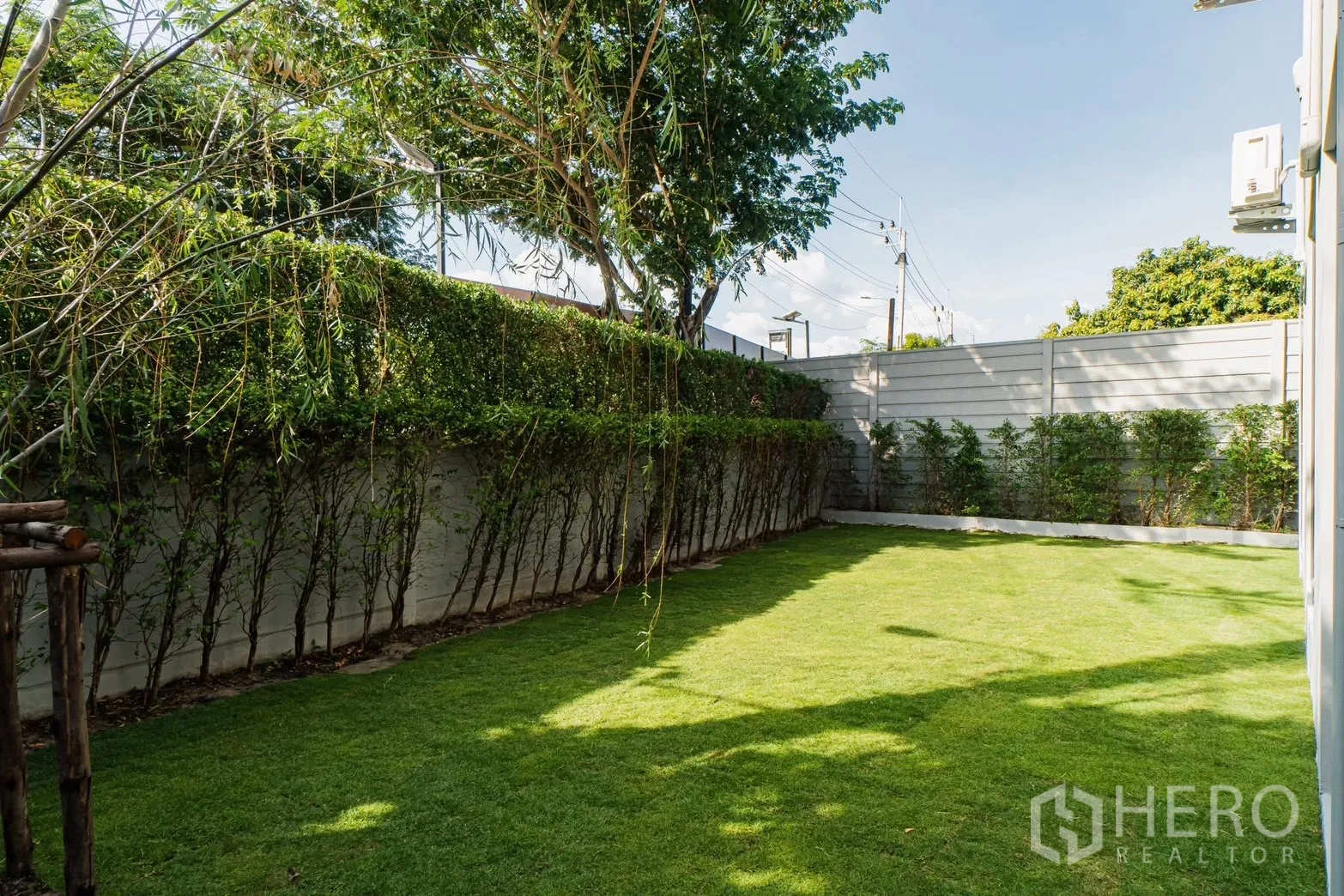 บ้าน ให้เช่าหรือขายในPrawet, Bangkok - สนามหญ้าร่มรื่น มีต้นไม้ใหญ่และแนวพุ่ม