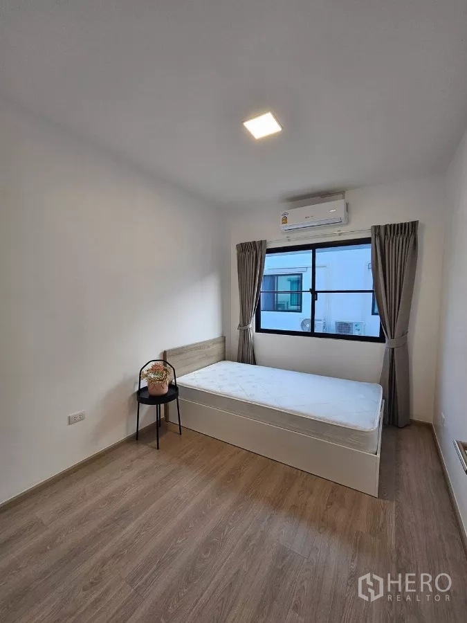 Townhouse for rent in Bang Phli, Samut Prakan - Third bedroom with single bed, window and minimal decor