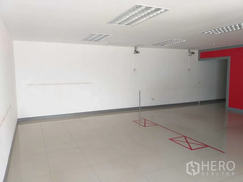 货栈 出租在Khlong Sam Wa, Bangkok - 明亮瓷砖地板的展厅或办公空间，吊顶灯充足。