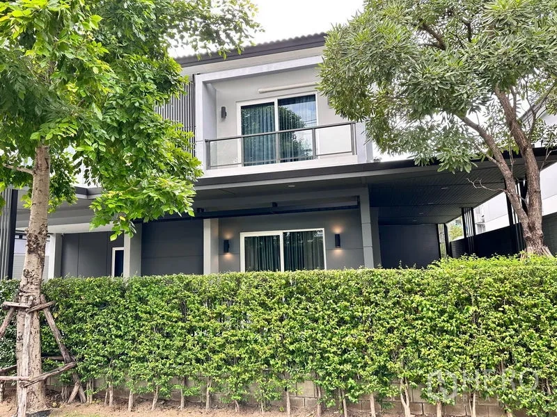 บ้าน ขายในPrawet, Bangkok - ด้านหลังบ้านมีระเบียง ประตูกระจกบานเลื่อน แนวรั้วต้นไม้และไม้ใหญ่