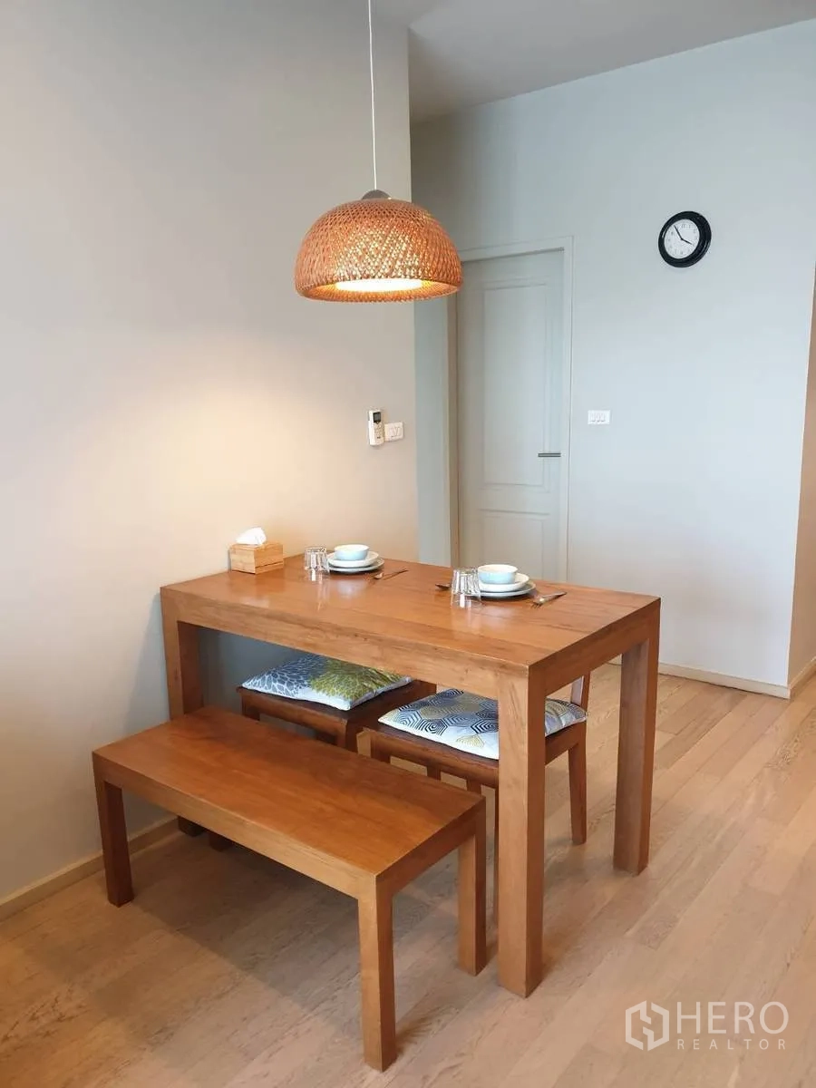 คอนโด ให้เช่าหรือขายในBangkok - โต๊ะอาหารไม้พร้อมม้านั่ง ใต้โคมแขวนสไตล์หวาย