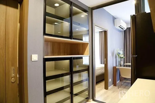 คอนโด ให้เช่าในHuai Khwang, Bangkok - โถงทางเดินพร้อมตู้กระจกในคอนโดกรุงเทพฯ เชื่อมไปมุมทานอาหารและห้องนอน