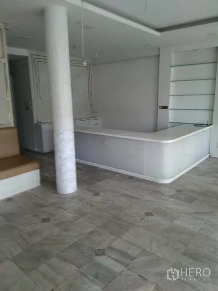 อาคารพาณิชย์ ให้เช่าในKhlong Toei, Bangkok - เคาน์เตอร์ต้อนรับพร้อมชั้นวางแสดงสินค้าและพื้นกระเบื้องภายในอาคารพาณิชย์.
