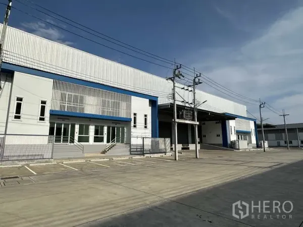 工厂 出租在Bang Sao Thong, Samut Prakan - Bang Sao Thong现代厂房外观，宽阔混凝土前场与停车位、带顶装卸区