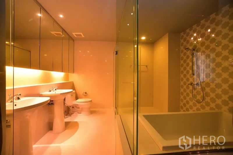 คอนโด ให้เช่าหรือขายในKhlong Toei, Bangkok - ห้องน้ำสว่าง อ่างล้างหน้าคู่ กระจกบานใหญ่ ห้องอาบน้ำกระจก และอ่างอาบน้ำ