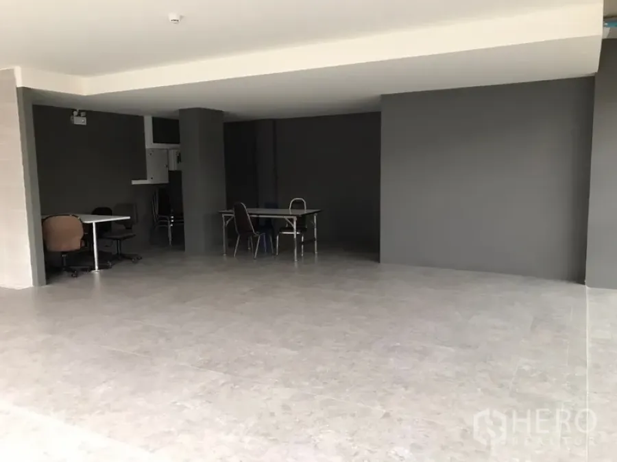 零售空间 出租在Khlong Toei, Bangkok - 开敞式零售空间，灰色瓷砖地面与深色墙面。