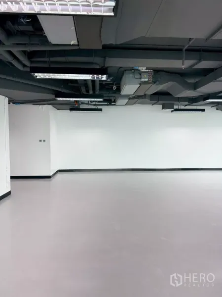 办公空间 出租在Din Daeng, Bangkok - 白色墙面办公区，外露黑色天花与集中空调管道及LED灯。