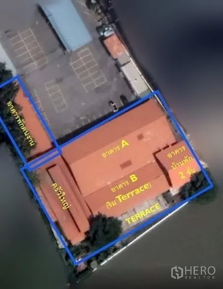 零售空间 出租在Yan Nawa, Bangkok - 带有A、B栋与露台标注的鸟瞰区位及红线边界，临水而建。