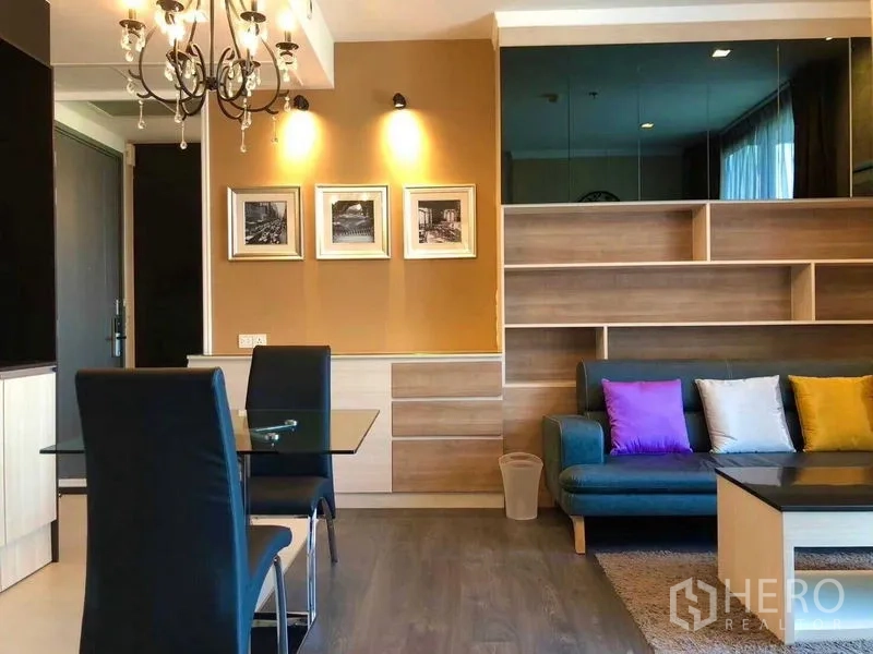 คอนโด ให้เช่าหรือขายในWatthana, Bangkok - พื้นที่นั่งเล่นพร้อมชั้นบิลต์อิน ไฟติดผนัง และโซฟาสีเขียวอมฟ้า