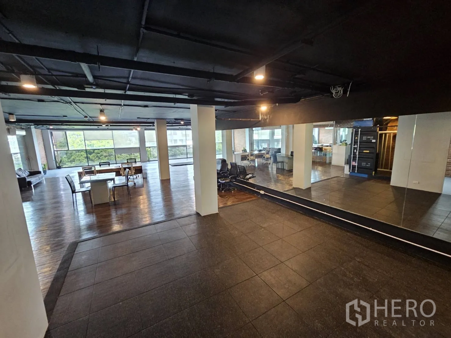 สำนักงาน ให้เช่าในWatthana, Bangkok - ผนังกระจกเงายาวหันสู่พื้นที่ทำงานโล่ง มีตู้เซิร์ฟเวอร์และที่นั่งริมหน้าต่าง.