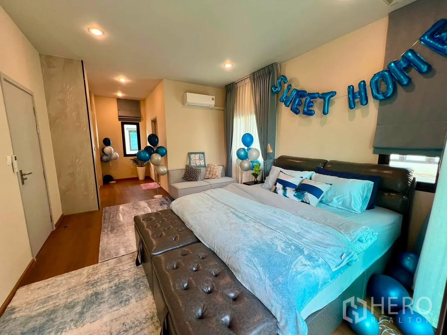 Detached House for rent in Bang Phli, Samut Prakan - Spacious master bedroom with sofa corner and king bed.
