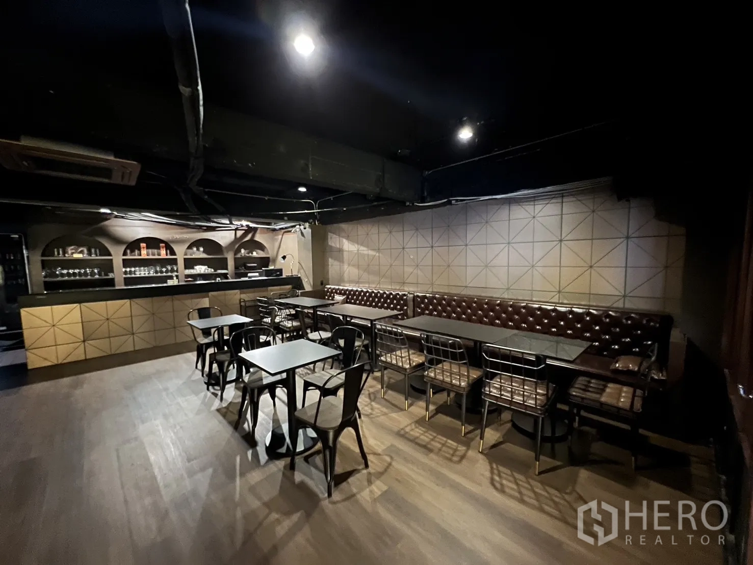 零售空间 出租在Watthana, Bangkok - 咖啡馆风用餐室，皮质卡座与几何墙面