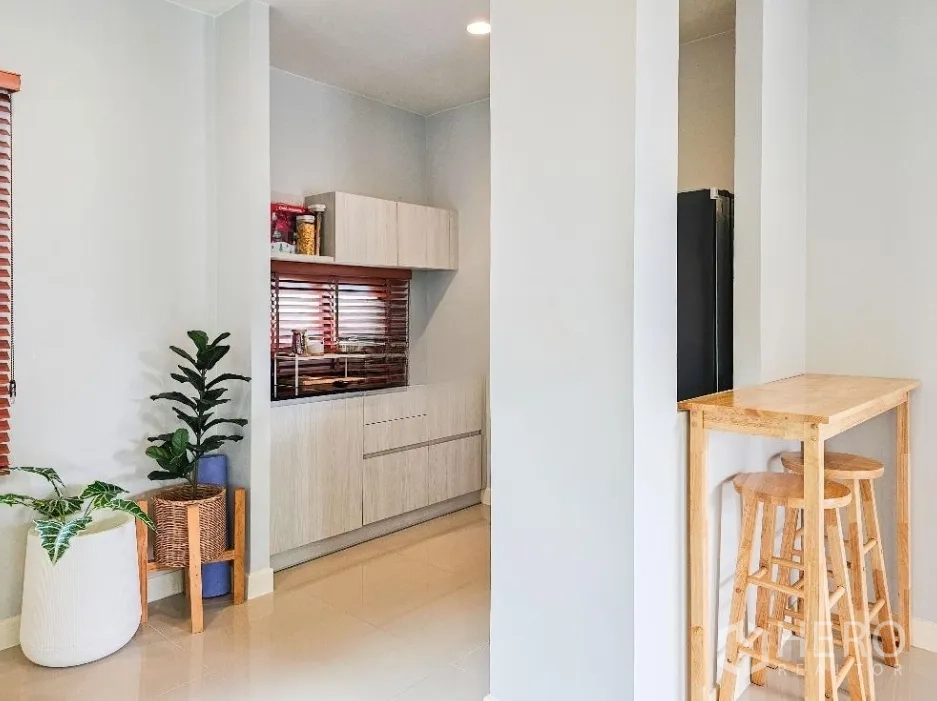 บ้าน ขายในLam Luk Ka, Pathum Thani - มุมแพนทรีพร้อมตู้เก็บของ ต้นไม้กระถาง และเคาน์เตอร์บาร์