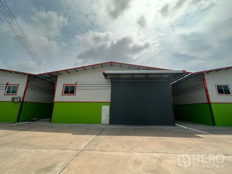 คลังสินค้า ให้เช่าในKhlong Toei, Bangkok - ด้านหน้าโกดังสมัยใหม่ ประตูม้วนขนาดใหญ่ ประตูทางเข้าด้านข้าง และลานจอด