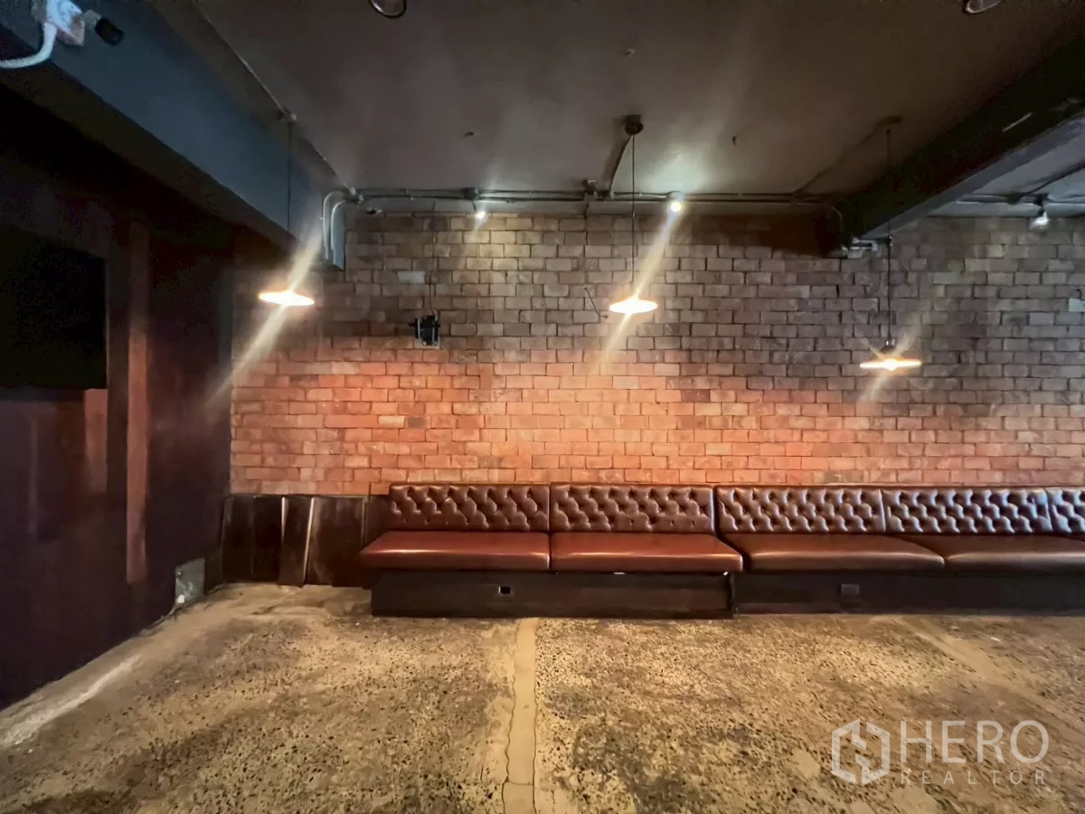 零售空间 出租 - 砖墙特色面与纽扣皮长椅及吊灯。