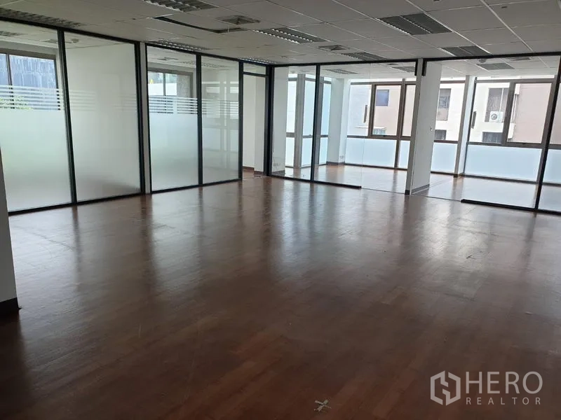 สำนักงาน ให้เช่าในKhlong Toei, Bangkok - พื้นที่สำนักงานกว้างพร้อมผนังกระจกฝ้า พื้นไม้ และไฟฝ้าทีบาร์