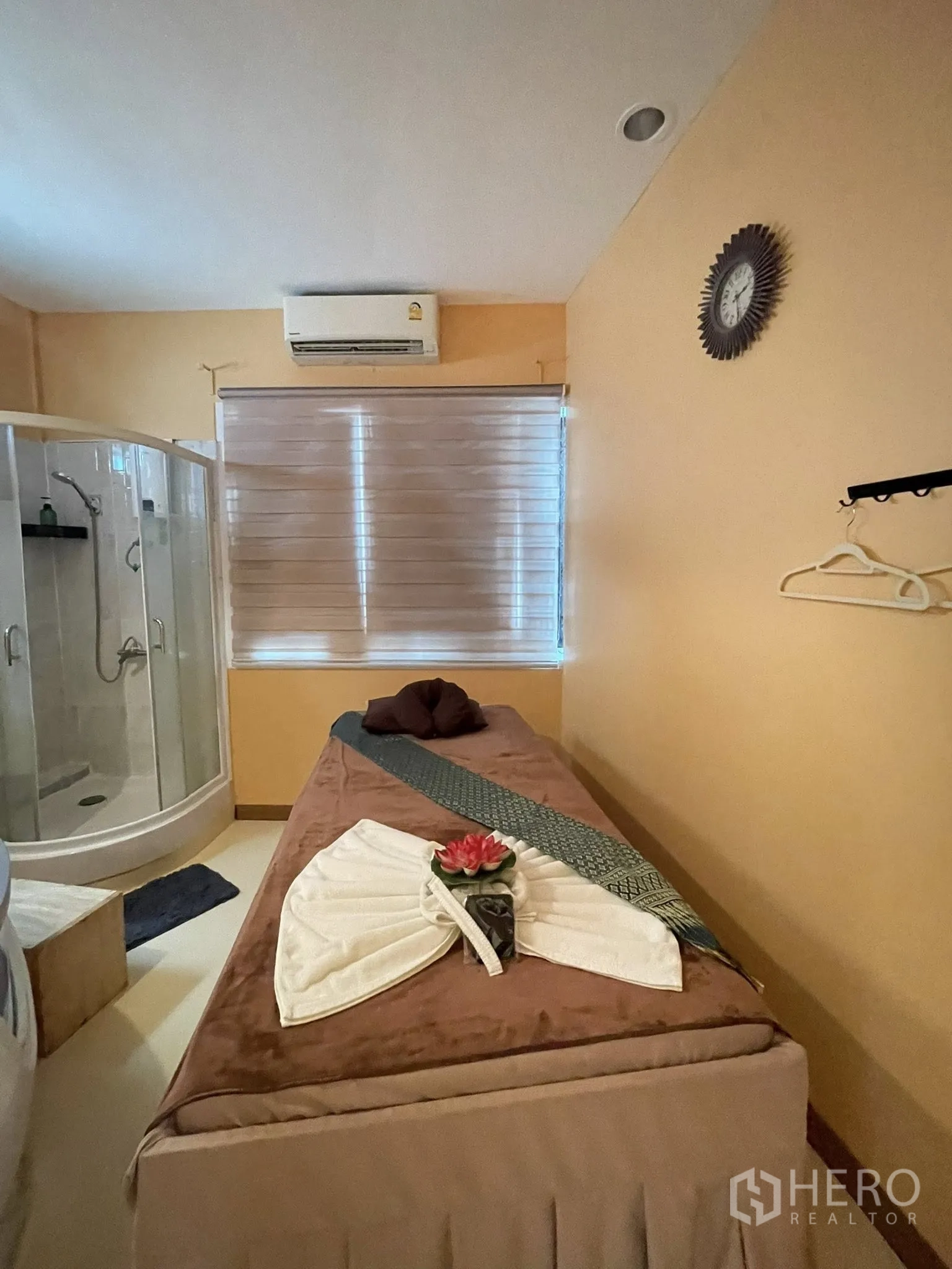 Retail Space for rent in Lat Phrao, Bangkok - Cozy massage room with shower cabin, air conditioner and window blinds.