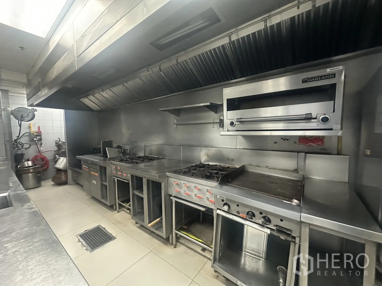 พื้นที่ขายปลีก ให้เช่าในKhlong Toei, Bangkok - ครัวมืออาชีพพร้อมเตาแก๊ส เตาอบ และฮูดดูดควันขนาดใหญ่