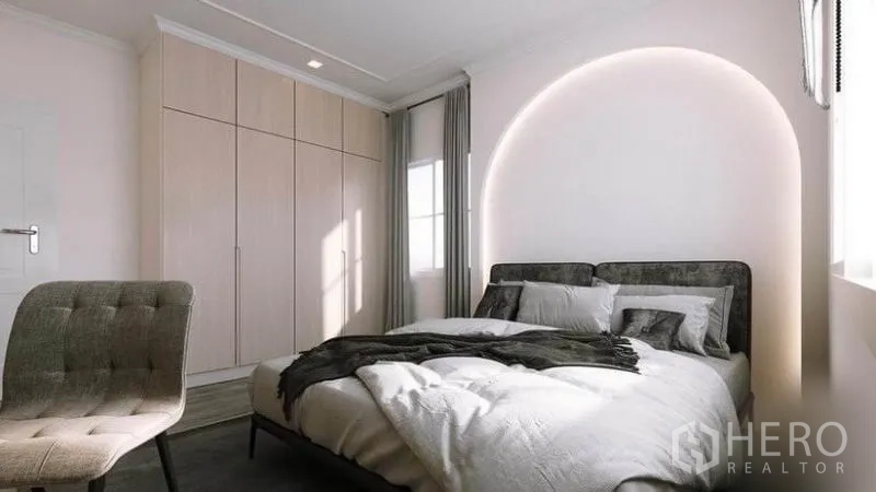 Detached House for rent in Bang Phli, Samut Prakan - Second bedroom with accent arch headboard lighting and floor-to-ceiling wardrobe.